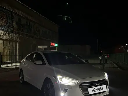 Hyundai Elantra 2019 года за 8 500 000 тг. в Шымкент – фото 4