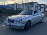 Mercedes-Benz E 320 1997 года за 2 200 000 тг. в Астана – фото 2
