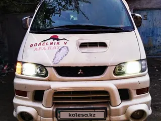 Mitsubishi Delica, 2005