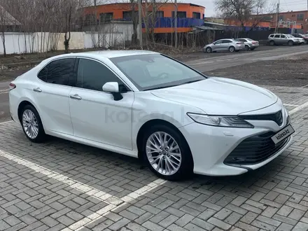 Toyota Camry 2019 года за 14 200 000 тг. в Караганда – фото 2