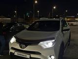 Toyota RAV4 2018 года за 10 200 000 тг. в Атырау