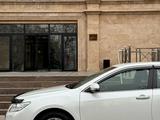 Toyota Camry 2014 года за 11 200 000 тг. в Жетысай – фото 2