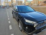 Toyota RAV4 2021 годаfor15 900 000 тг. в Атырау – фото 2