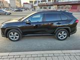 Toyota RAV4 2021 годаfor15 900 000 тг. в Атырау – фото 4