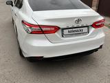 Toyota Camry 2018 года за 15 500 000 тг. в Отеген-Батыр – фото 4