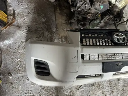 Передний бампер на Toyota Rav4 б/у оригинал за 150 000 тг. в Астана – фото 2