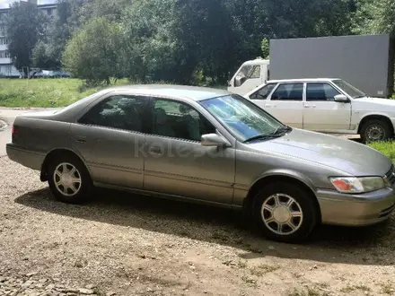 Toyota Camry 2001 года за 3 500 000 тг. в Риддер – фото 2