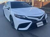 Toyota Camry 2021 года за 12 800 000 тг. в Атырау