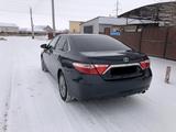 Toyota Camry 2015 года за 6 200 000 тг. в Атырау – фото 2