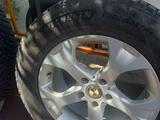 Шины зимние шипованные с дисками Michelin за 400 000 тг. в Астана – фото 2