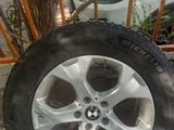 Шины зимние шипованные с дисками Michelin за 400 000 тг. в Астана