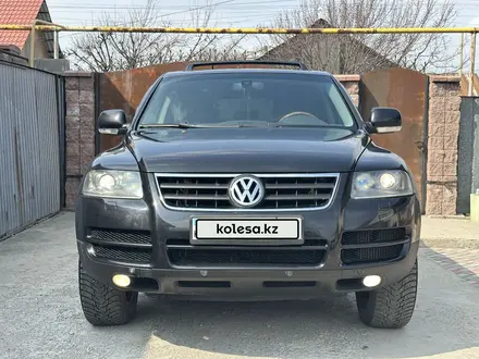 Volkswagen Touareg 2005 года за 4 200 000 тг. в Алматы – фото 3