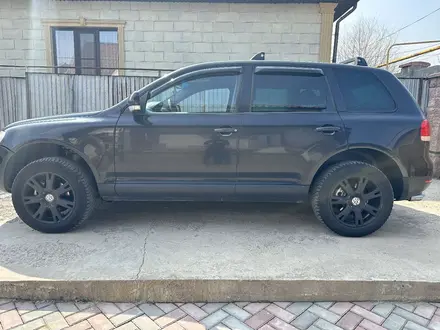 Volkswagen Touareg 2005 года за 4 200 000 тг. в Алматы – фото 9