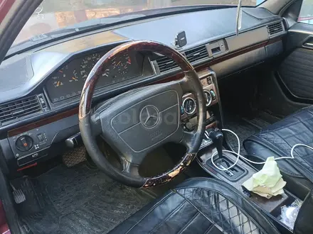 Mercedes-Benz E 220 1993 года за 1 200 000 тг. в Талдыкорган – фото 2