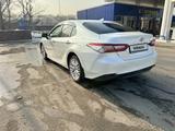 Toyota Camry 2018 года за 13 600 000 тг. в Алматы – фото 4