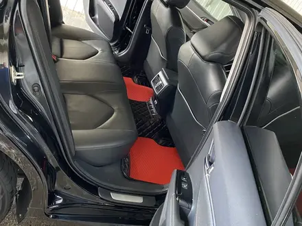 Toyota Camry 2019 года за 12 800 000 тг. в Актобе – фото 7