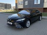 Toyota Camry 2019 года за 13 500 000 тг. в Актобе – фото 2