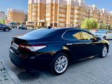 Toyota Camry 2019 года за 13 500 000 тг. в Актобе – фото 3