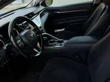 Toyota Camry 2019 года за 13 500 000 тг. в Актобе – фото 5