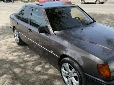 Mercedes-Benz E 200 1993 года за 1 900 000 тг. в Алматы – фото 2