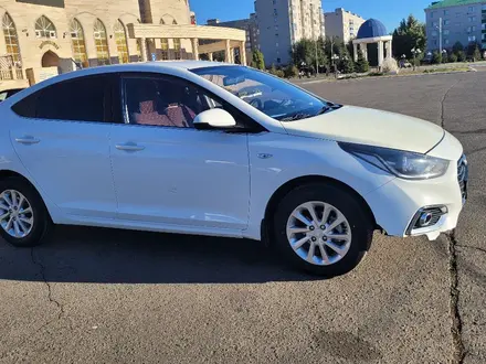 Hyundai Solaris 2019 года за 5 000 000 тг. в Уральск – фото 2