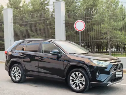 Toyota RAV4 2021 года за 13 150 000 тг. в Астана – фото 4