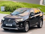 Toyota RAV4 2021 года за 13 150 000 тг. в Астана