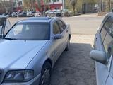 Mercedes-Benz C 200 1998 годаfor2 800 000 тг. в Караганда – фото 5