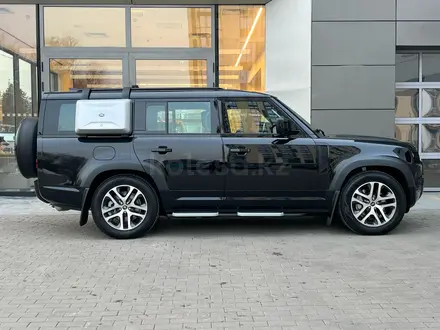 Land Rover Defender 2023 года за 63 064 037 тг. в Караганда – фото 4