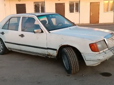 Mercedes-Benz E 200 1985 года за 300 000 тг. в Алматы