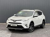 Toyota RAV4 2018 года за 13 600 000 тг. в Актобе