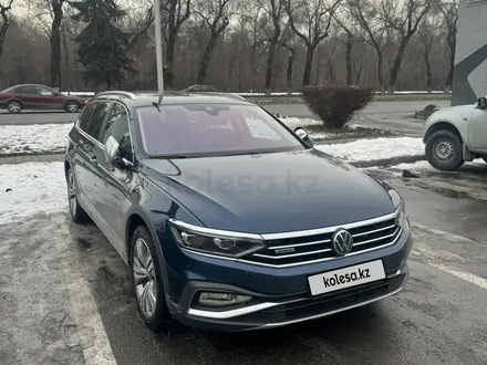 Volkswagen Passat 2022 года за 18 300 000 тг. в Алматы