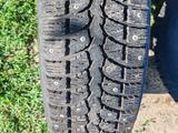 Комплект зимней резины вместе с дисками за 70 000 тг. в Аулиеколь – фото 2