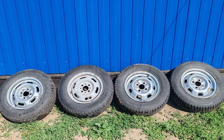 Комплект зимней резины вместе с дисками за 100 000 тг. в Аулиеколь