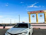 Toyota Camry 2019 года за 16 500 000 тг. в Жанаозен – фото 2