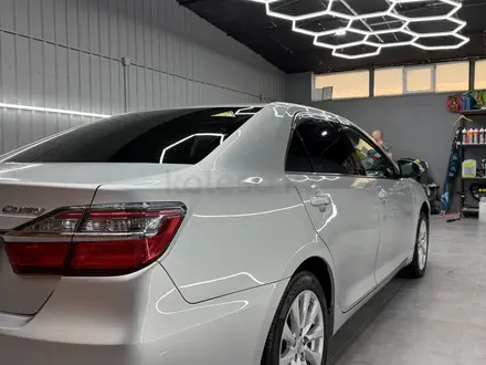 Toyota Camry 2014 года за 11 000 000 тг. в Жанаозен – фото 2