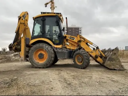 JCB  3CX 2001 года за 15 000 000 тг. в Караганда