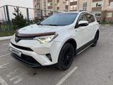Toyota RAV4 2017 года за 10 500 000 тг. в Актобе – фото 3