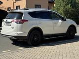 Toyota RAV4 2017 года за 10 500 000 тг. в Актобе