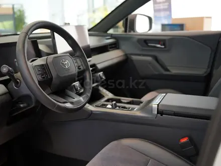 Toyota RAV4 Style HEV 2026 года за 26 390 000 тг. в Петропавловск – фото 7