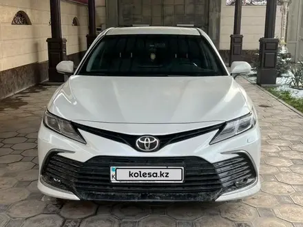 Toyota Camry 2021 года за 17 200 000 тг. в Шымкент