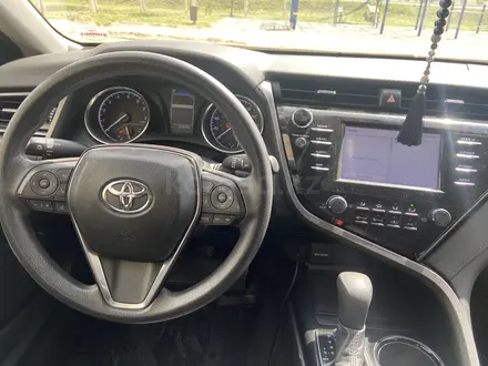 Toyota Camry 2019 года за 8 800 000 тг. в Актобе – фото 8