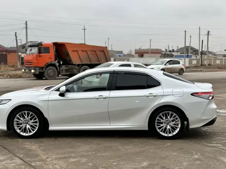 Toyota Camry 2021 года за 14 300 000 тг. в Атырау – фото 7