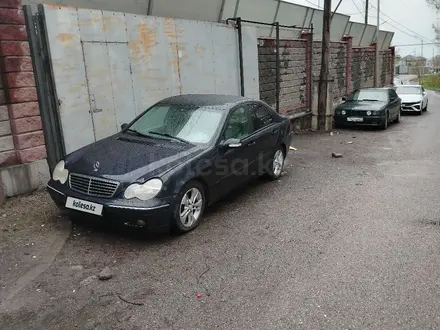 Mercedes-Benz C 200 2001 года за 2 000 000 тг. в Алматы