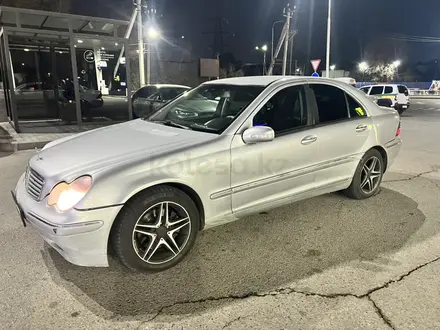 Mercedes-Benz C 240 2000 года за 2 000 000 тг. в Алматы – фото 2