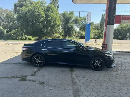 Toyota Camry 2018 года за 16 000 000 тг. в Тараз – фото 2