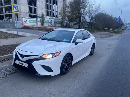 Toyota Camry 2018 года за 11 800 000 тг. в Алматы – фото 2