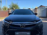 Toyota Camry 2017 года за 12 500 000 тг. в Уральск – фото 2