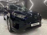 Toyota RAV4 2021 года за 18 900 000 тг. в Караганда – фото 2