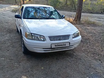 Toyota Camry 1998 года за 2 700 000 тг. в Семей